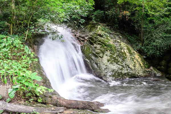 Cascade Krok E Dok dans le parc national, Saraburi Thaïlande . — Photo