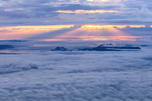 Niebla de la mañana con la montaña al amanecer en el parque nacional Phu Kradueng, Loei Tailandia . — Foto de Stock