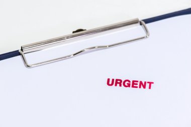 Beyaz kağıt pano ile kırmızı acil damgası.