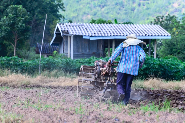 Ταϊλάνδης γεωργό με την χρησιμοποίηση κοντινή τρακτέρ για καλλιεργούμενου εδάφους για προετοιμασία φυτεία. — Φωτογραφία Αρχείου