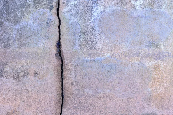 Mur de ciment endommagé fissuré . — Photo