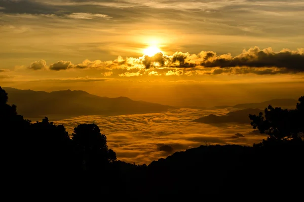 Silueta del amanecer y niebla con montaña en el Parque Nacional Huai Nam Dang en Chiang Mai y Mae Hong Son, Tailandia . — Foto de Stock