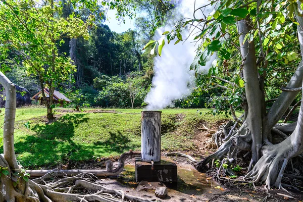 Tubería de alcantarillado de aguas termales y tubería de arroyo a sala de spa en Chian —  Fotos de Stock