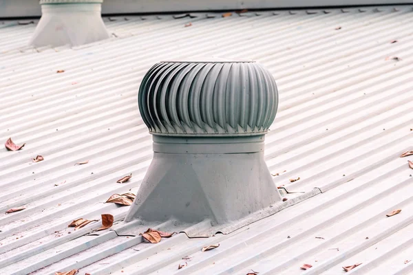 Ventilační systém na střeše továrny. — Stock fotografie