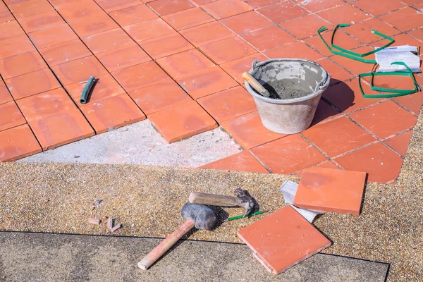 Strumenti di installazione per pavimenti con piastrelle . — Foto Stock