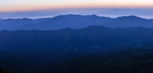 Vista panorámica del horizonte con niebla y montaña en Doi Pha Hom Pok, la segunda montaña más alta de Tailandia, Chiang Mai, Tailandia . — Foto de Stock