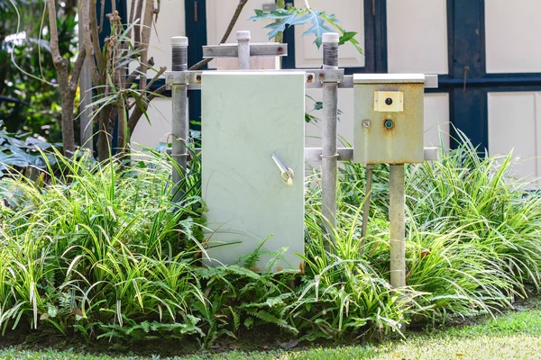 Caixa de controle elétrico ao ar livre . — Fotografia de Stock