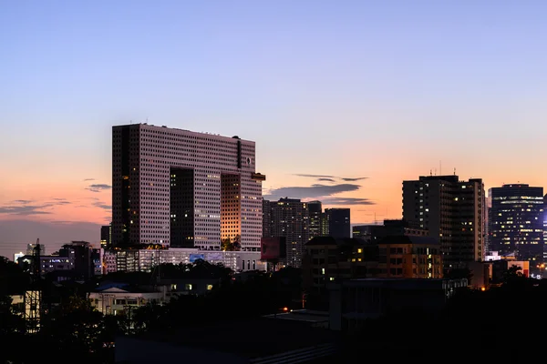 Paisaje urbano de Bangkok al atardecer. — Foto de Stock