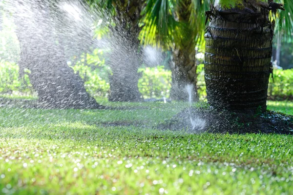 Tuin gazon water sprinklerinstallatie. — Stockfoto