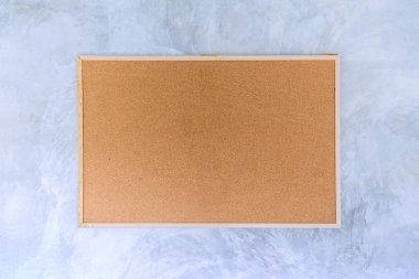 Boş bir panonuz çimento duvar ahşap çerçeve. 