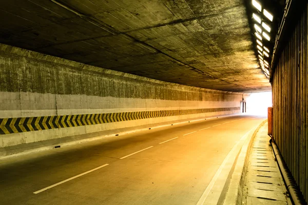 Luz no fim do túnel . — Fotografia de Stock