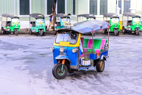 Modré Tuk Tuk, thajské tradiční taxi v Bangkok Thajsko. — Stock fotografie