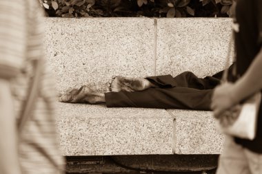 Evsiz insanlar sokak City, siyah ve beyaz, uyku.