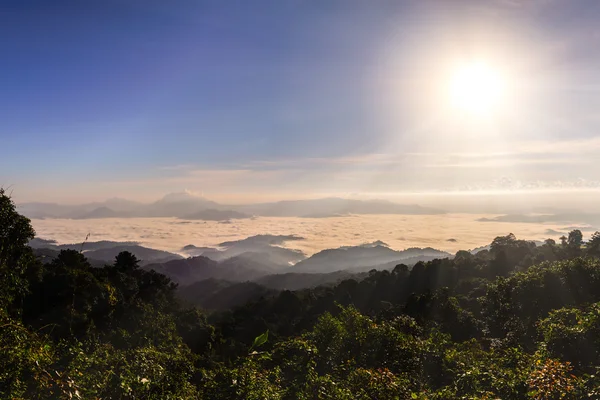 Salida del sol y niebla con montaña en el Parque Nacional Huai Nam Dang en Chiang Mai y Mae Hong Son, Tailandia . — Foto de Stock