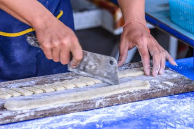 Derin yağda kızartılmış hamur sopa için hamur hazırlık.