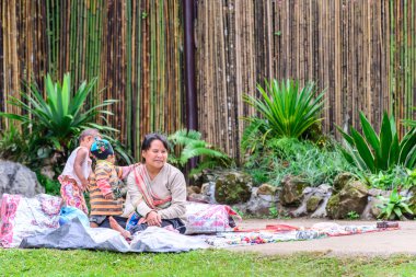 Chiang Mai, Tayland - 2015 Kasım 05: Unidentify Palaung yaşlı kadın kabile giyim satan geleneksel ürün, Palaung kabileleri yaşamak Kuzey Tayland.