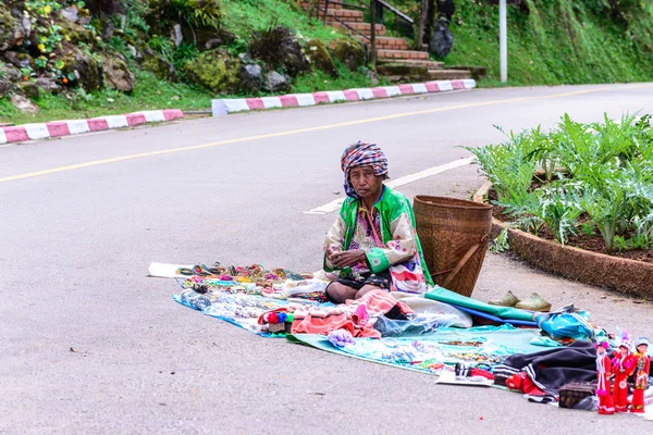 Chiang Mai, Ταϊλάνδη - 2015 05 Νοεμβρίου: Unidentify Palaung γριά με φυλετικές ρούχα που πωλούν το παραδοσιακό προϊόν, Palaung φυλές ζουν βόρεια της Ταϊλάνδης. — Φωτογραφία Αρχείου