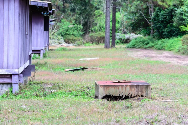 Depósito séptico de metal oxidado para aguas residuales . — Foto de Stock