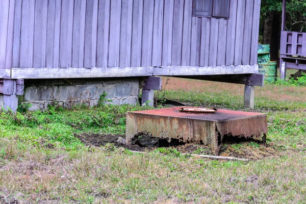 Depósito séptico de metal oxidado para aguas residuales . — Foto de Stock