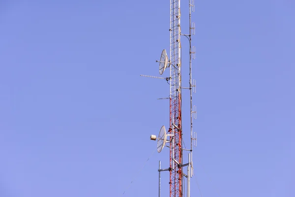Telekomunikační Anténa vysílače s modrou oblohou. — Stock fotografie