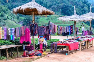 Chiang Mai, Tayland - 2015 Kasım 05: Unidentify Palaung yaşlı kadın kabile giyim satan geleneksel ürün, Palaung kabileleri yaşamak Kuzey Tayland.