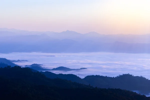 Silhouette du lever du soleil et de la brume avec montagne au parc national Huai Nam Dang à Chiang Mai et Mae Hong Son, Thaïlande . — Photo