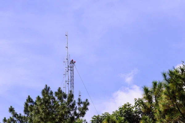 电信无线电天线塔与蓝蓝的天空. — 图库照片