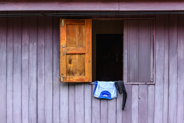 Asciugatura semplice del panno sulla finestra come clothesline . — Foto Stock