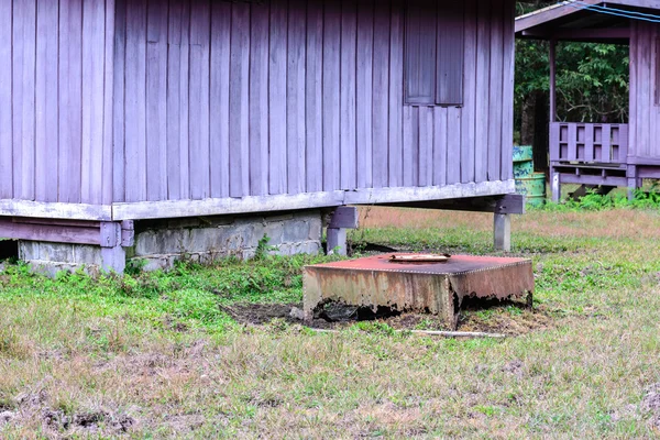 Rostig metall septitank för avloppsvatten. — Stockfoto