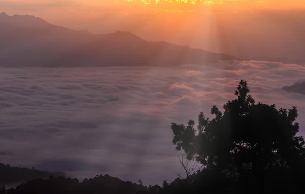 Silueta del amanecer y niebla con montaña en el Parque Nacional Huai Nam Dang en Chiang Mai y Mae Hong Son, Tailandia . — Foto de Stock