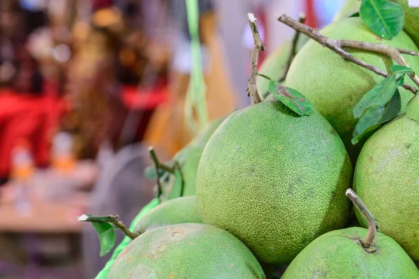 Frescura pomelo verde se venden en el mercado . — Foto de Stock