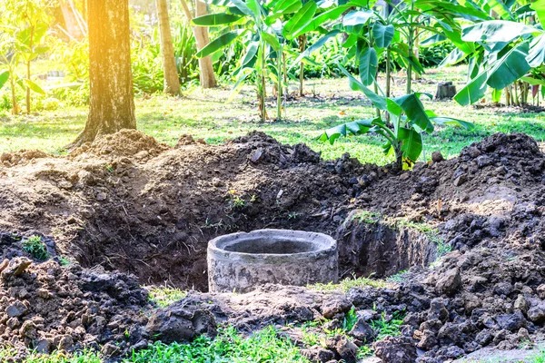 Depósito séptico de cemento para aguas residuales en construcción . — Foto de Stock