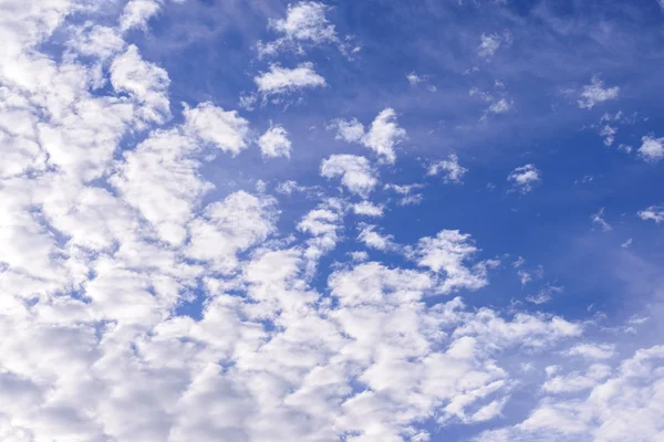 Blue sky i chmury użyty jako tło. — Zdjęcie stockowe