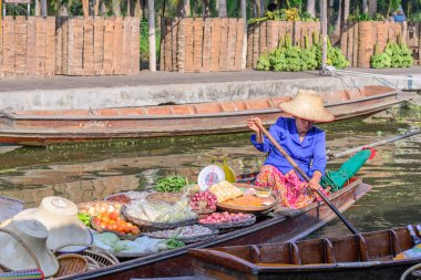 Samut Songkhram, Tayland - 27 Aralık 2015: Tanımlanamayan tüccarlar vintage tekne yüzen Tha Kha Market içinde Samut Songkhram, Tayland.