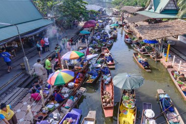 Samut Songkhram, Tayland - 27 Aralık 2015: Tanımlanamayan turist ve Samut Songkhram, Tayland Tha Kha Suüstü Pazarı, vintage gemilerde tüccar.