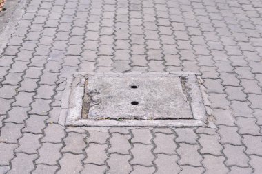 Oluğun kentsel sokakta drenaj için.