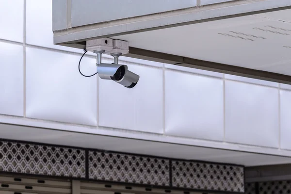 Telecamera IR di sicurezza per monitorare eventi in città . — Foto Stock