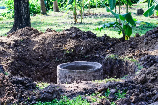 Cement septic tank voor afvalwater in aanbouw. — Stockfoto