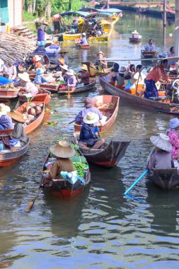  Samut Songkhram, Tayland - 27 Aralık 2015: Tanımlanamayan turist ve Samut Songkhram, Tayland Tha Kha Suüstü Pazarı, vintage gemilerde tüccar.