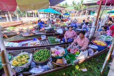 Samut Songkhram, Tayland - 27 Aralık 2015: Tanımlanamayan turist ve Samut Songkhram, Tayland Tha Kha Suüstü Pazarı, vintage gemilerde tüccar.