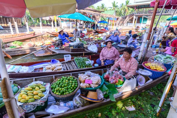 SAMUT SONGKHRAM, THAILAND - 2015 December 27: Unidentified tourists and merchants on vintage boats at Tha Kha Floating Market in Samut Songkhram, Thailand. — Stock Photo, Image