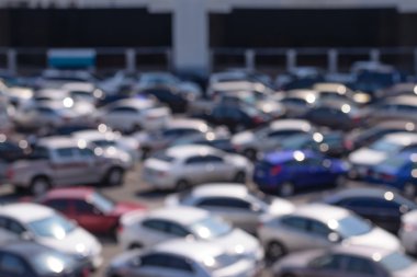 Şehrin ortasında bulanık açık otopark.