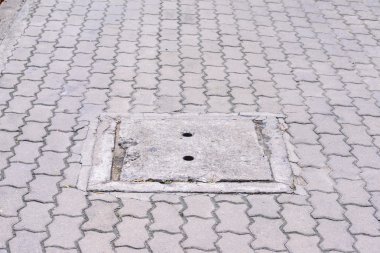 Oluğun kentsel sokakta drenaj için.