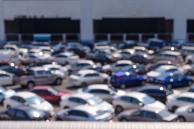 Şehrin ortasında bulanık açık otopark.