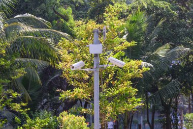 Kentsel bahçede olayları izleme için güvenlik kamerası.