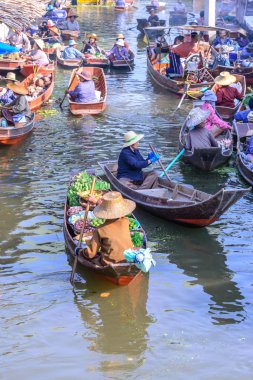 Samut Songkhram, Tayland - 27 Aralık 2015: Tanımlanamayan turist ve Samut Songkhram, Tayland Tha Kha Suüstü Pazarı, vintage gemilerde tüccar.