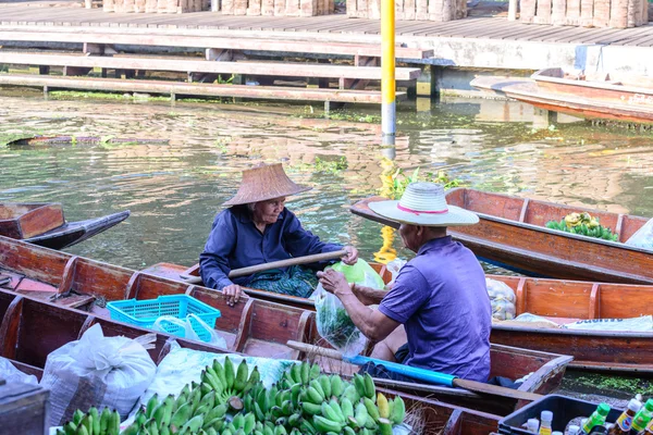 SAMUT SONGKHRAM, THAILAND - 2015 December 27: Unidentified merchants on vintage boats at Tha Kha Floating Market in Samut Songkhram, Thailand. — Stock Photo, Image