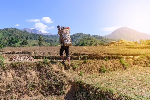 Sherpas man carry on baggage basket to top of mountain. — Stock Photo, Image