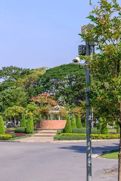 Security camera for monitoring events in urban garden. — Stock Photo, Image