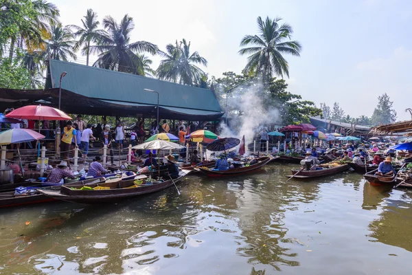 SAMUT SONGKHRAM, THAILANDIA - 27 dicembre 2015: Turisti e mercanti non identificati su barche d'epoca al Tha Kha Floating Market di Samut Songkhram, Thailandia . — Foto Stock